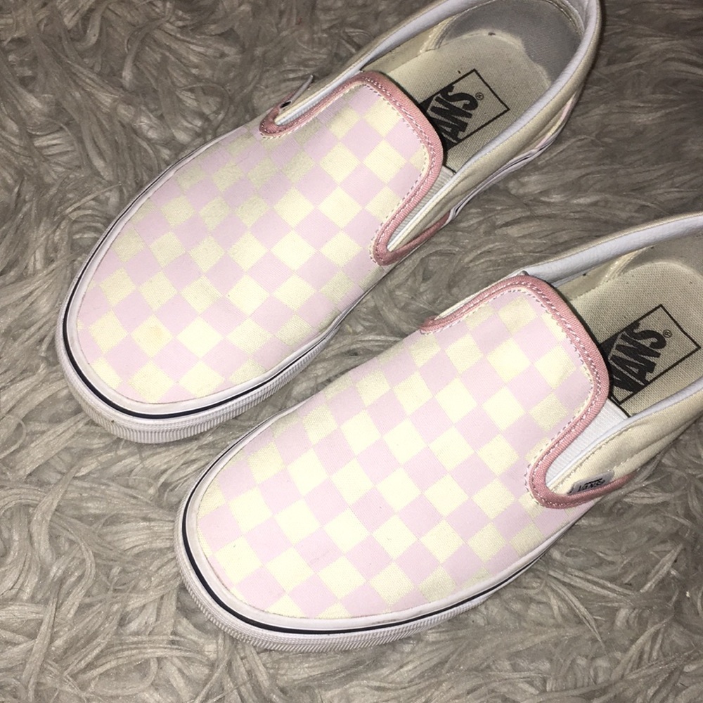 Checkered vans (light pink)